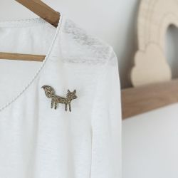 Broche en feutrine pailletée - RENARD LEOPARD ARGENT LES PETITES HIRONDELLES