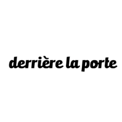 PIN'S MINI POLAROÏD PLOUF - DERRIERE LA PORTE
