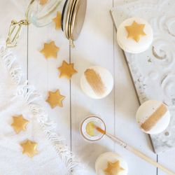 Décors sucrés en pâte d'amande - Etoiles dorées - SCRAPCOOKING