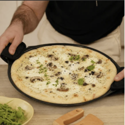LE FORMIDABLE PLAT À PIZZA AVEC COUTEAU - GRAPHITE - COOKUT