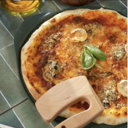 LE FORMIDABLE PLAT À PIZZA AVEC COUTEAU - FOUGERE - COOKUT